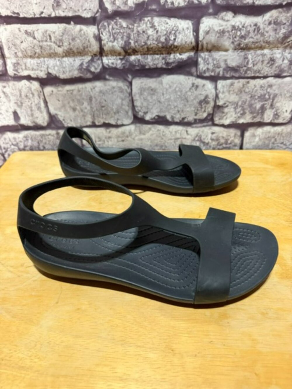 Crocs Black Light Weight Sandals Size 8 - Picture 3 of 7